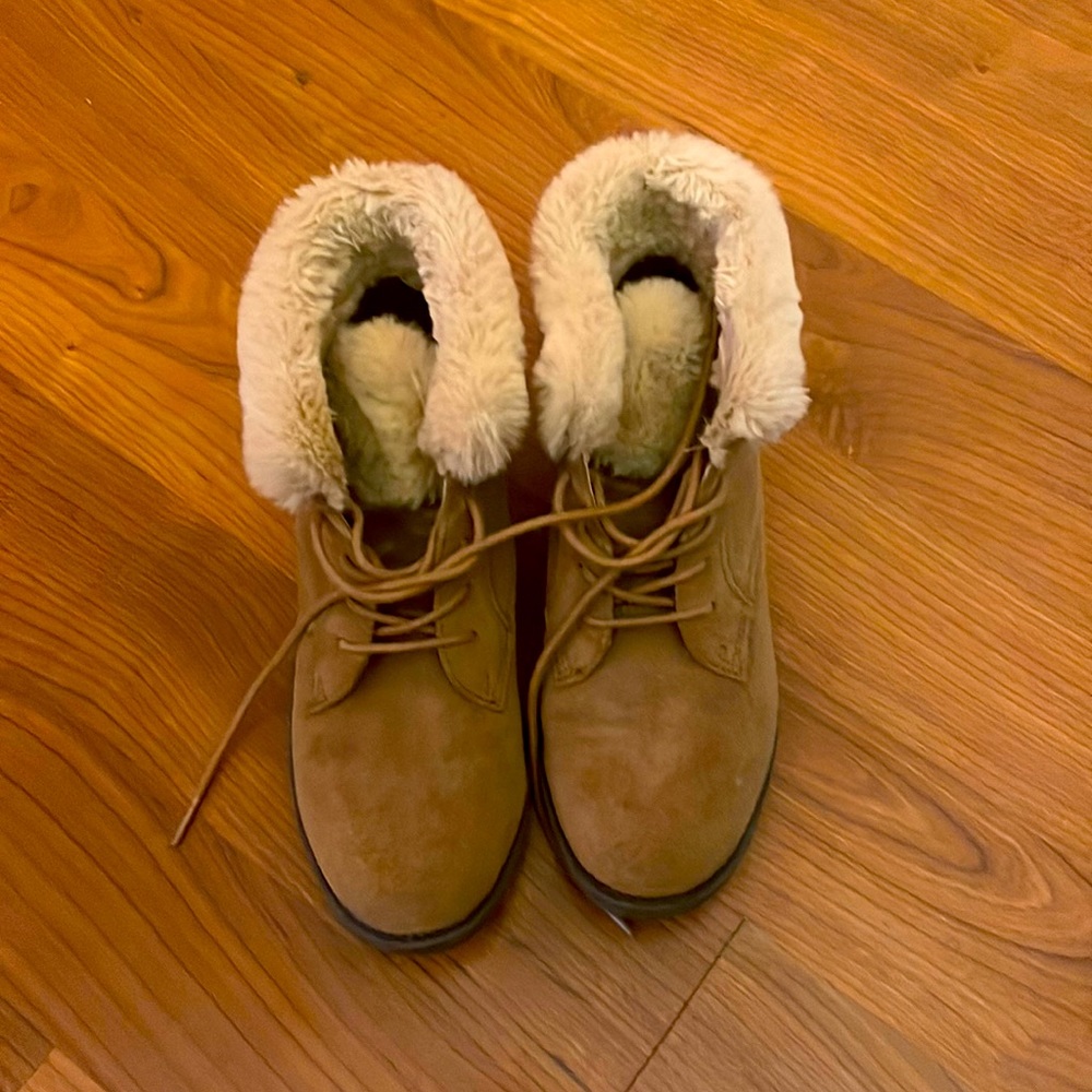 Very warm winter boots. Ankle boots.